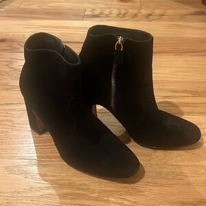 STUART WEITZMAN
Suede Ankle Booties